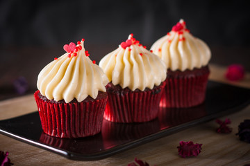 red velvet cupcakes with cream cheese icing decorate with dry fl