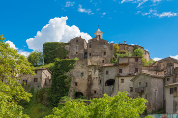 Obraz premium Rocchette, Torri in Sabina (Italy) - A little uninhabited medieval village in the heart of the Sabina, Lazio region, during the spring