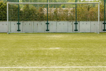 Blick auf ein Fußballtor aus Sicht des Elfmeterpunktes