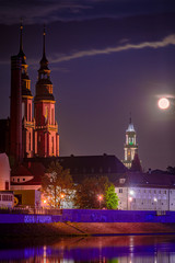 katedra i ratusz w Opolu nocą podczas pełni księżyca` © Henryk Niestrój