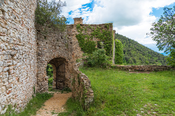 Fototapeta na wymiar Rocchettine, Torri in Sabina (Italy) - The ruins of a medieval village in the heart of the Sabina, Lazio region, with destroyed castle