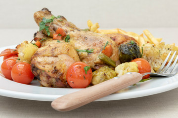 Muslos de pollo con vegetales, asados en el horno