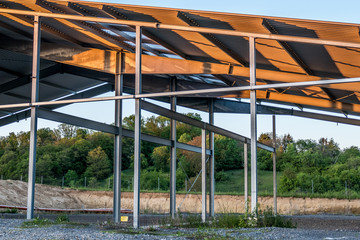 Obraz premium Lagerhalle bei Sonnenuntergang