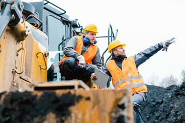 Vorarbeiter gibt Arbeiter im Tagebau Tipps und Anweisungen 