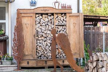 Brennholzlager dekorativ in altem Schrank © focus finder