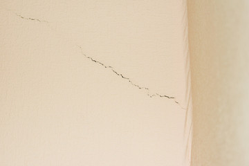 crack in the wall of the apartment, earthquake and design