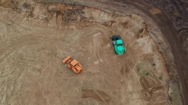Zwei Bagger auf Baustelle im Sand Radlader
