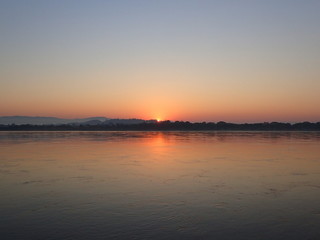 Fototapeta na wymiar 国境のメコン川から眺めるラオスの日の出