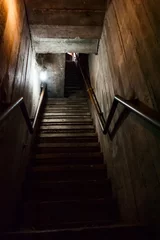 Treppe in die Dunkelheit, alte Treppe, die in die Dunkelheit führt, Horror die Treppe hinunter © daksun