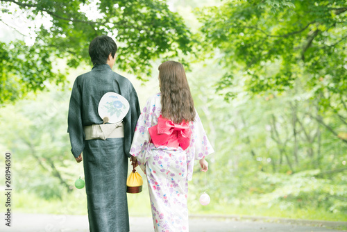 浴衣姿で手をつなぐカップルの後姿 Wall Mural Wallpaper Murals Ohayou