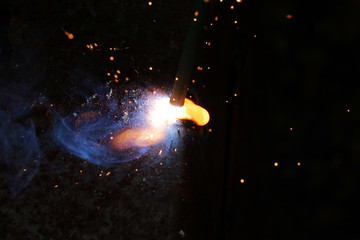 Metal welding by an electrode.