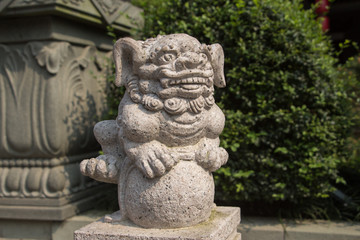 Fototapeta na wymiar Stone Carvings in Chinese Parks Beautiful stone lion
