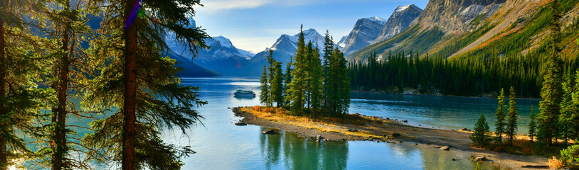 Panorama view Beautiful Spirit Island in Maligne Lake, Jasper National Park, Alberta, Canada © I Viewfinder