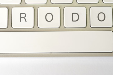 Ein Computer und polnische Abkürzung RODO für Datenschutz Grundverordnung