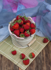 Red strawberies in bowl