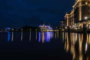 Binnenhafen in Emden bei Nacht