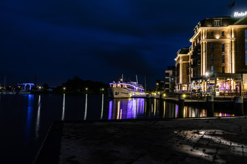 Fototapeta na wymiar Binnenhafen in Emden bei Nacht