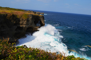 【沖縄県】荒波を受ける万座毛 / 【Okinawa】Manzamo receiving a rough sea	