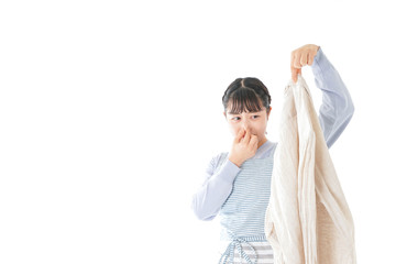 洗濯物を臭う若い女性