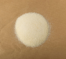 Dry gelatine powder and granules used as a gelling agent