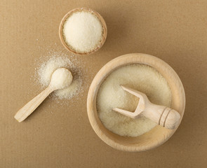 Dry gelatine powder and granules used as a gelling agent