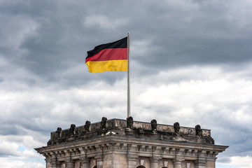 Fototapeta na wymiar Deutschland Flagge auf dem Reichstag Berlin