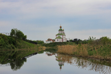 Fototapeta na wymiar View of church and Kamenka river, Suzdal, Russia