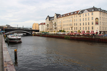 Fototapeta na wymiar buildings and the river Spree in Berlin (germany)