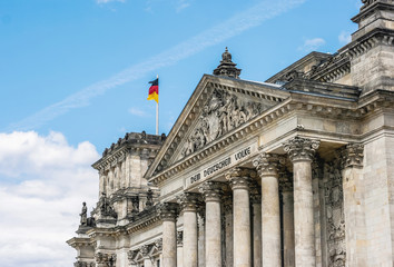 Deutschland Flagge auf dem Reichstag Berlin