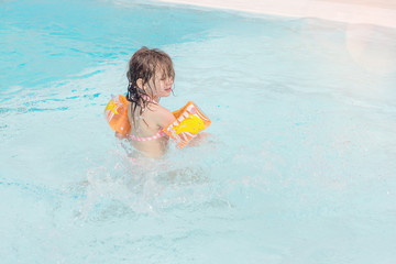 Fototapeta na wymiar belle jeune fille jouant dans le piscine en plein air