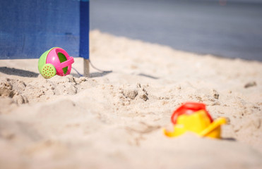 Fototapeta na wymiar Kinderspielzeug am Strand