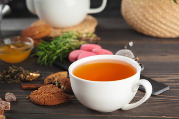 Obraz na płótnie Canvas glass teapot with cup of black tea on wooden table