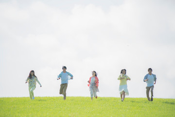 草原を走る大学生