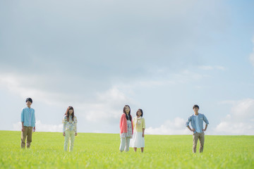 草原に佇む大学生