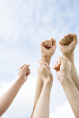 ガッツポーズをする手元