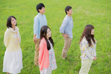 草原に佇む大学生