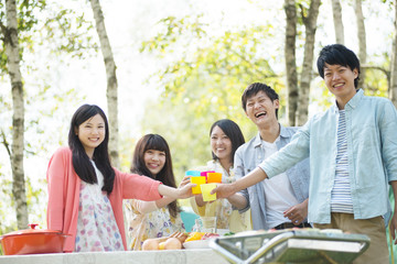 乾杯をする大学生