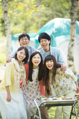 記念写真を撮る大学生