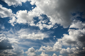 Blauer Himmel mit Wolken