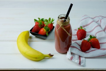 Smoothie im Glas mit frischen Früchten