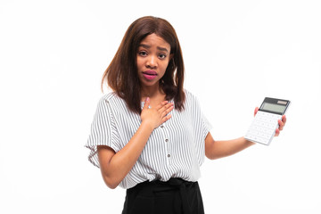 Naklejka premium charming dark-skinned young girl explain smth with help of calculator isolated on background