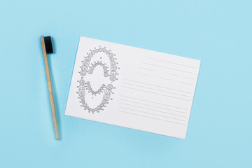 Cita odontología con cepillo de dientes sobre fondo liso azul. Vista superior. Concepto: salud