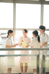 打合せをする看護師