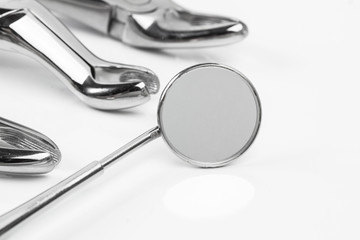 Herramientas dentales para dentista y odontólogos sobre fondo blanco. Vista superior. Concepto:...