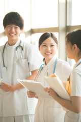 打合せをする看護師