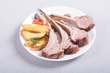 Grilled rack of lamb with potatoes