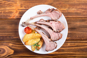 Grilled rack of lamb with potatoes