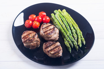 Grilled filet mignon with asparagus and tomatoes