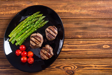 Grilled filet mignon with asparagus and tomatoes