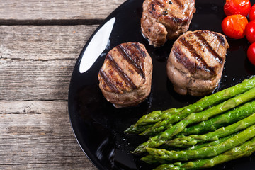Grilled filet mignon with asparagus and tomatoes